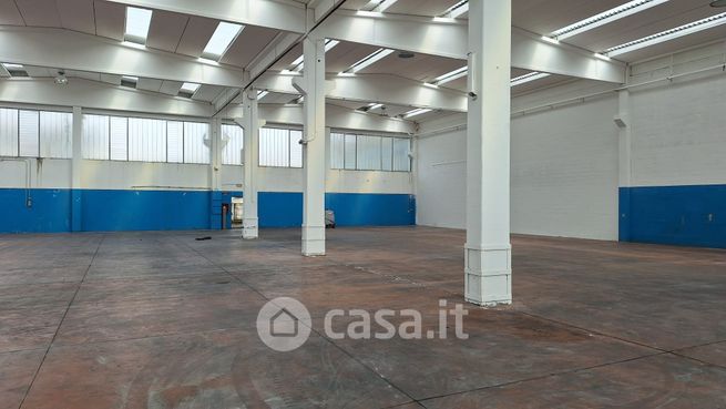 Capannone in commerciale in Via dell'Artigianato 20