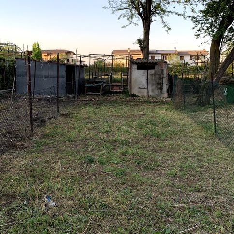 Terreno agricolo in commerciale in Via Genova 11