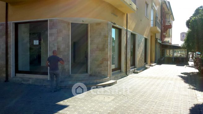 Attivitã /licenza (con o senza mura) in commerciale in Viale Cristoforo Colombo 89