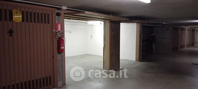 Box/posto auto in residenziale in Via Tonale 12R