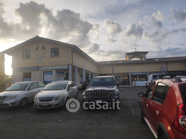 Negozio/locale commerciale in commerciale in Via dell' Anguillara 66