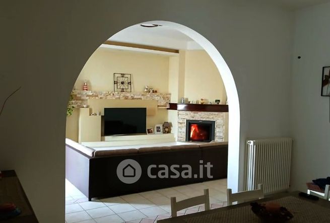 Casa indipendente in residenziale in 