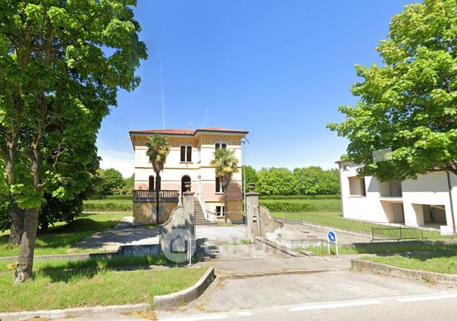 Ufficio in commerciale in Via Monte Grappa