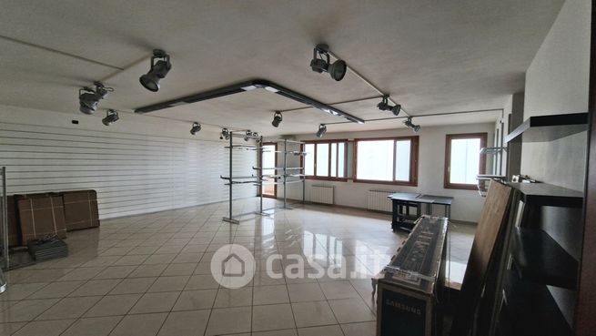 Ufficio in commerciale in Via Prato