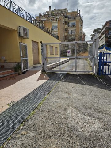 Box/posto auto in residenziale in Via Prossedi 4