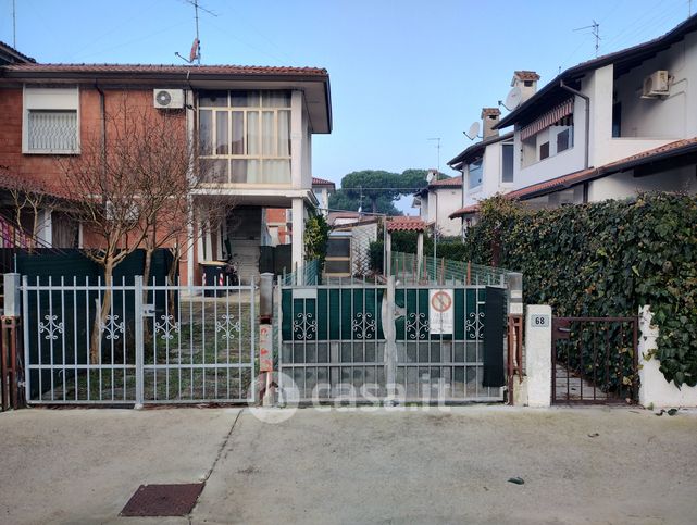 Casa bi/trifamiliare in residenziale in Viale Canada 70