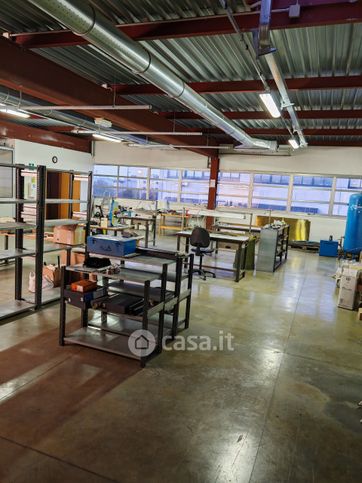 Capannone in commerciale in Via Enrico Fermi 10