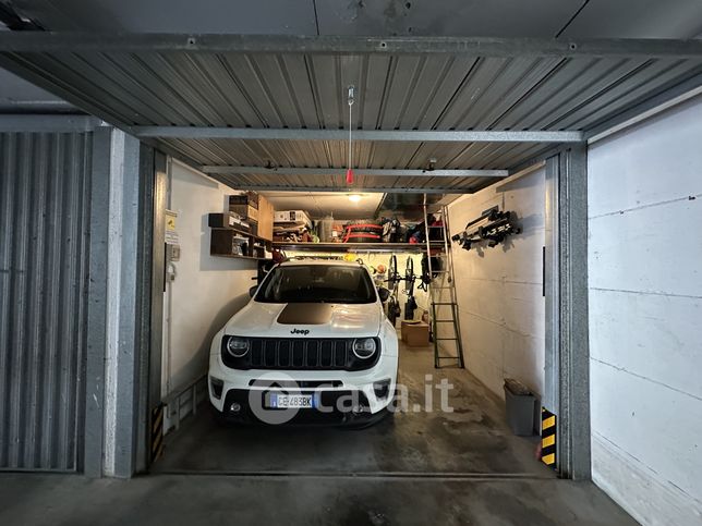 Box/posto auto in residenziale in Via Paolo Vitale 2