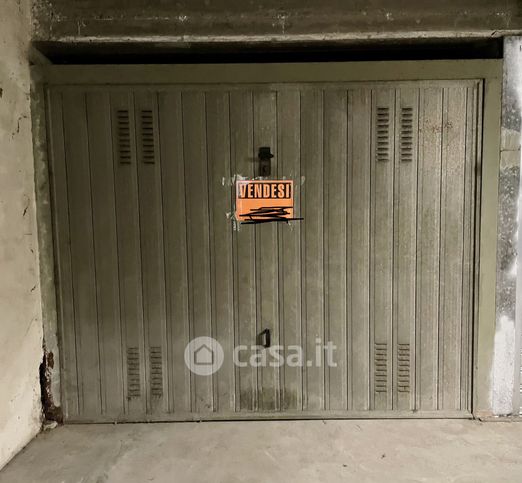 Box/posto auto in residenziale in Piazza della Vittoria 21