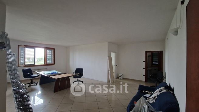 Ufficio in commerciale in Via Prato