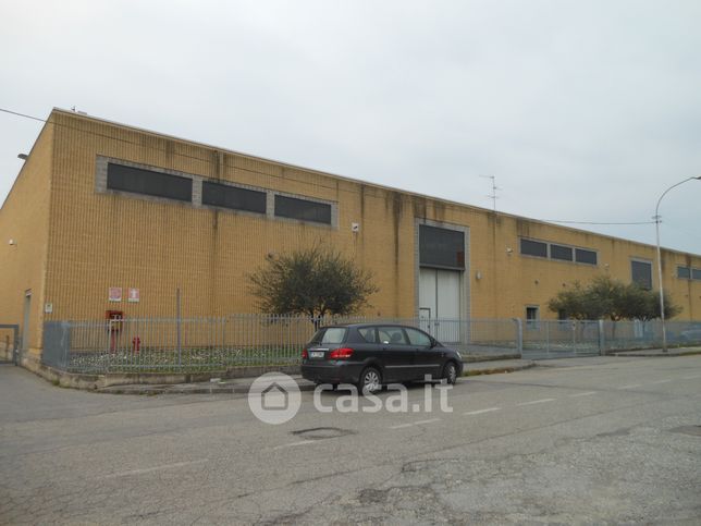 Capannone in commerciale in Via delle Industrie 11