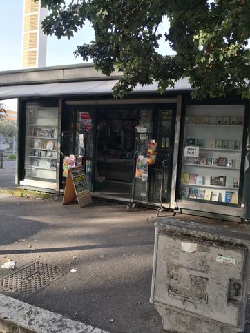 Attività/licenza (con o senza mura) in commerciale in Viale Tor Marancia 40