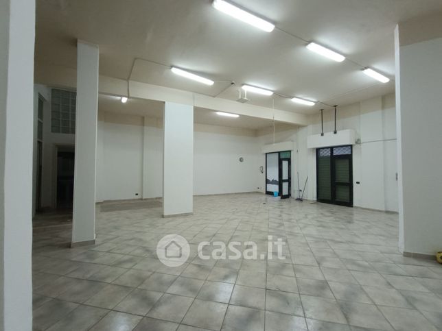 Attivitã /licenza (con o senza mura) in commerciale in Via Filippo Turati 30