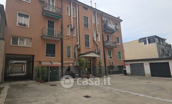 Ufficio in commerciale in Via Alfonso Capecelatro 23