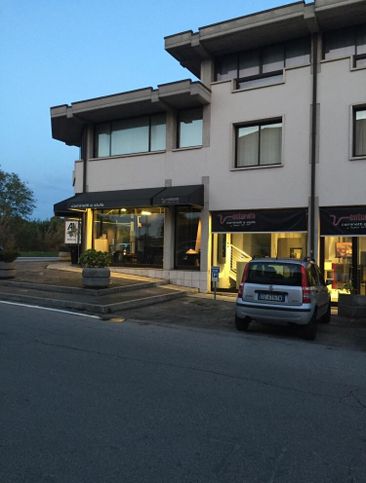 Ufficio in commerciale in Via Gattamelata 104