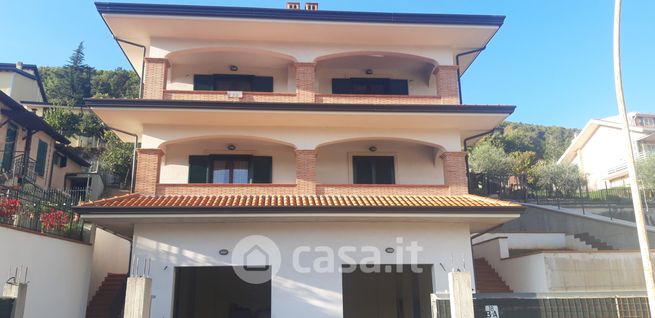 Casa bi/trifamiliare in residenziale in Via Altipiani di Arcinazzo 18