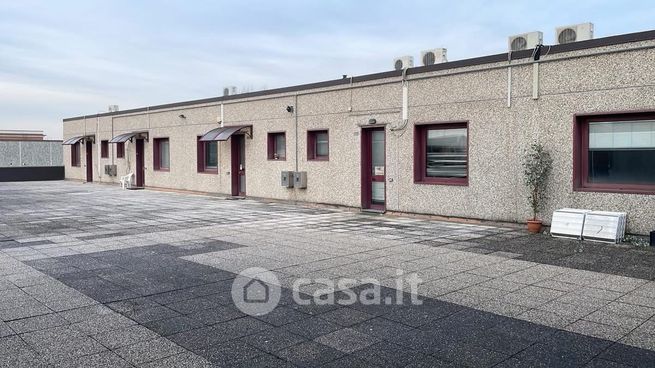 Ufficio in commerciale in Via Monti Urali 38