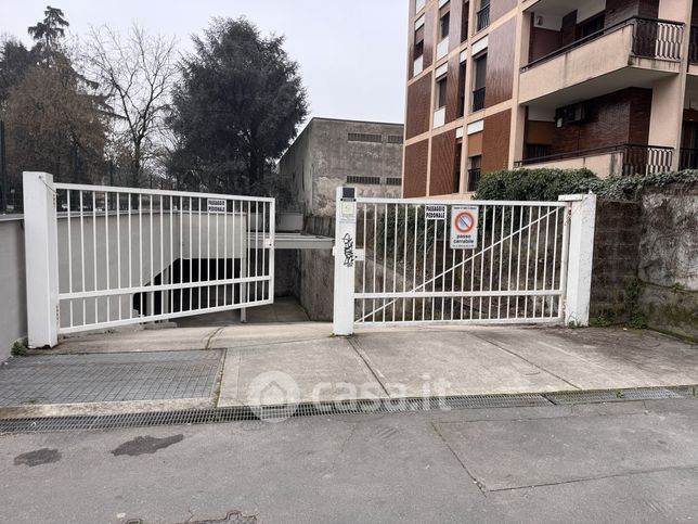 Box/posto auto in residenziale in Via Fratelli Bandiera 50