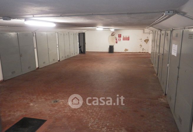 Box/posto auto in residenziale in Via Risorgimento 61