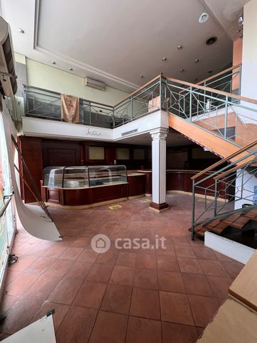 Negozio/locale commerciale in commerciale in Via Giovanni Porzio 4