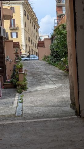 Box/posto auto in residenziale in Via Appia Nuova