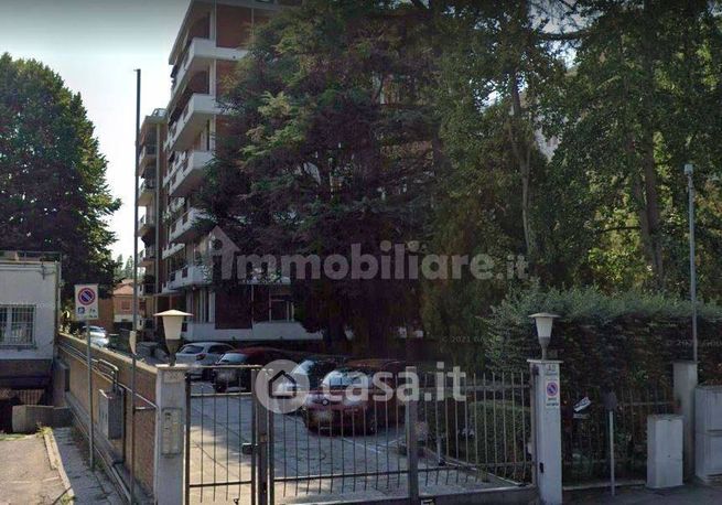 Garage/posto auto in residenziale in Via Pomposa 42