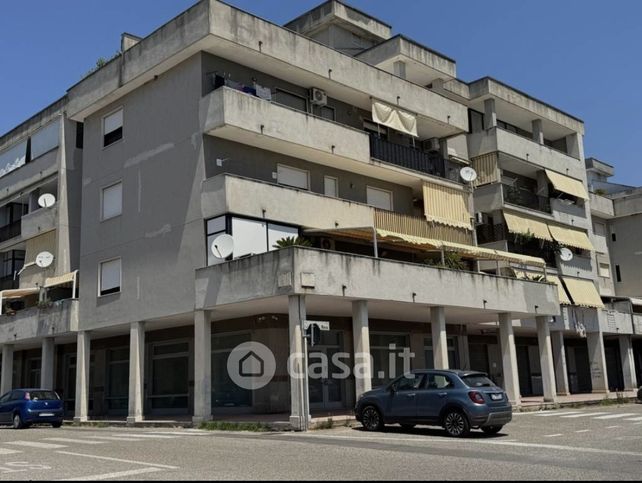 Negozio/locale commerciale in commerciale in Via Salvator Rosa 98