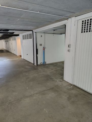 Box/posto auto in residenziale in Via Albizzati 2
