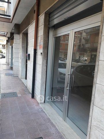 Negozio/locale commerciale in commerciale in Viale dei Lecci 14