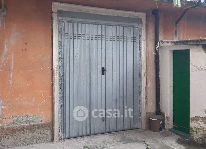 Box/posto auto in residenziale in Via San Francesco D'Assisi 4