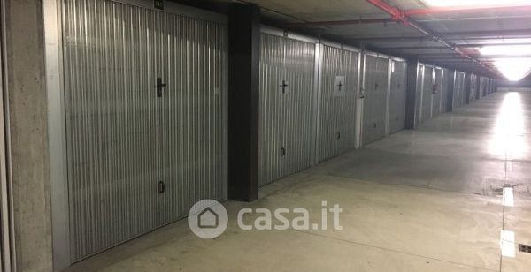 Garage/posto auto in residenziale in Viale Caterina da Forlì