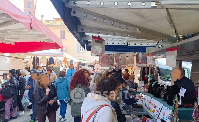 Attività/licenza (con o senza mura) in commerciale in Piazza Trento e Trieste