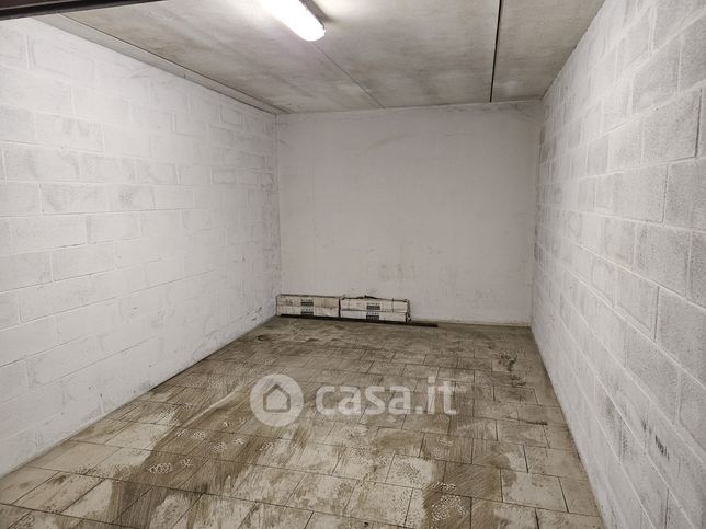 Box/posto auto in residenziale in Via Michelangelo Buonarroti 35