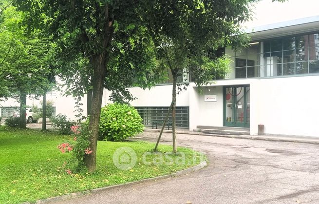 Ufficio in commerciale in Via Legnone 4