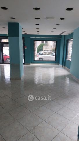 Negozio/locale commerciale in commerciale in Piazza D'Armi 9