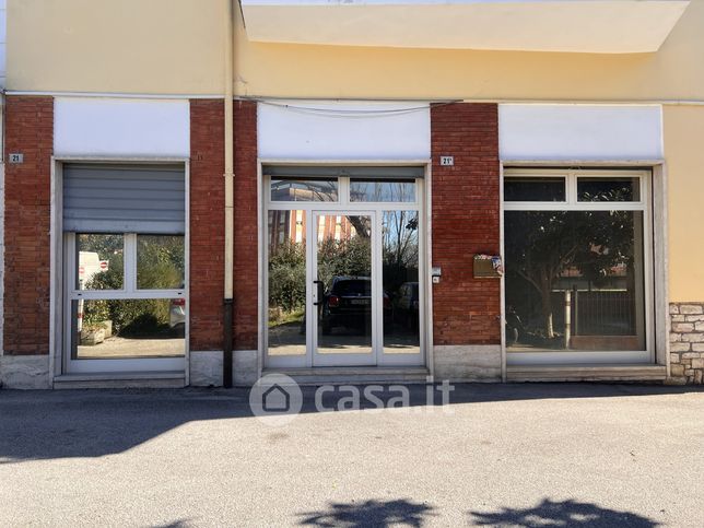Ufficio in commerciale in Via Magliano Sabina 21