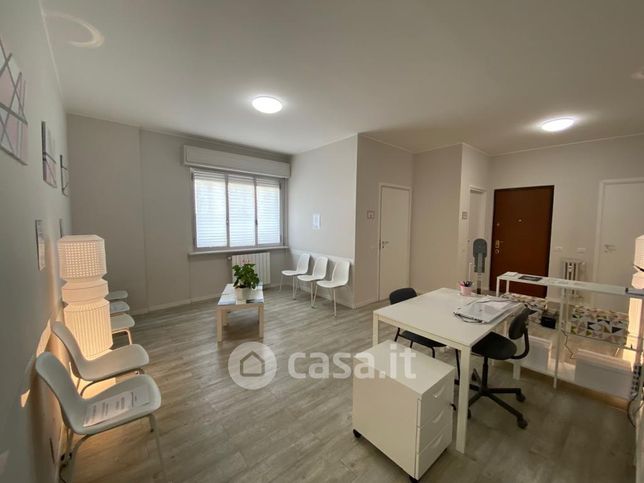 Ufficio in commerciale in Viale Col di Lana 12