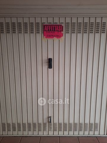 Box/posto auto in residenziale in Via della Villa Demidoff 78