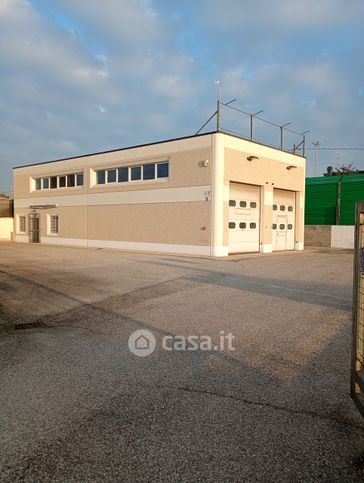 Capannone in commerciale in Via Primicello 118