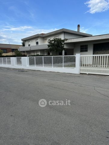 Capannone in commerciale in Via Scozia 12