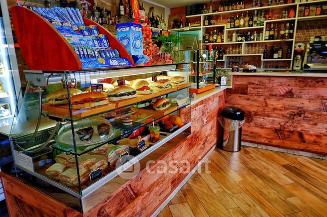 Attivitã /licenza (con o senza mura) in commerciale in Via Italo Simon 16