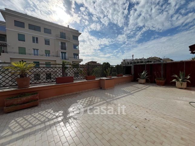 Appartamento in residenziale in Via Rabirio 1