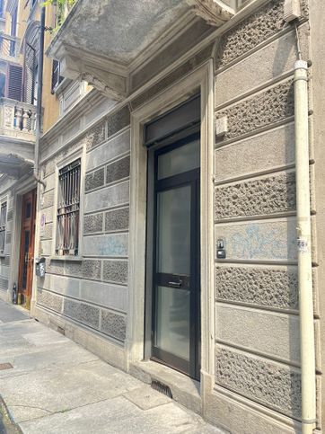 Negozio/locale commerciale in commerciale in Via Massena 95