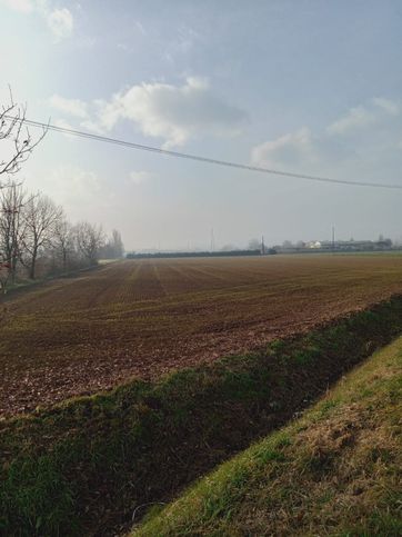 Terreno agricolo in commerciale in Strada Razeto 1