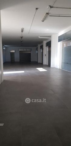 Negozio/locale commerciale in commerciale in Viale dei Comuni di Puglia
