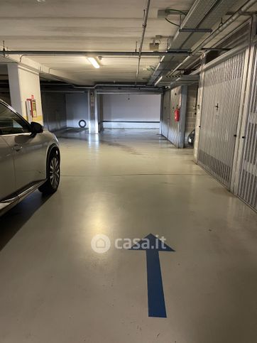 Box/posto auto in residenziale in Piazza Renato Simoni 1