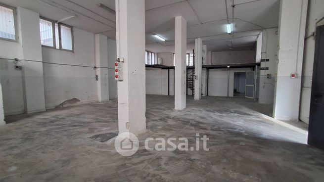 Capannone in commerciale in Via Grazia Deledda 66
