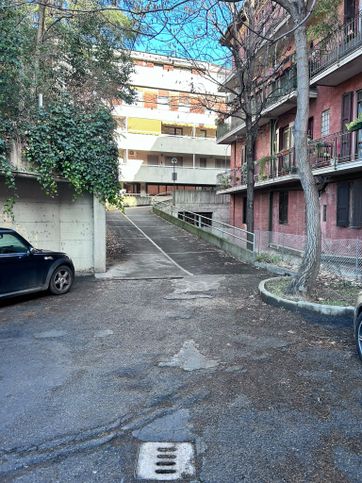 Garage/posto auto in residenziale in Via Aurelio Saffi 73