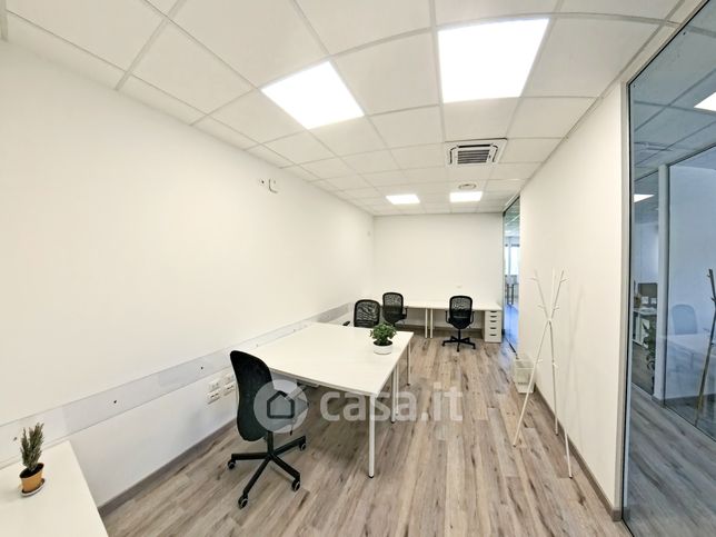 Ufficio in commerciale in Via Vella