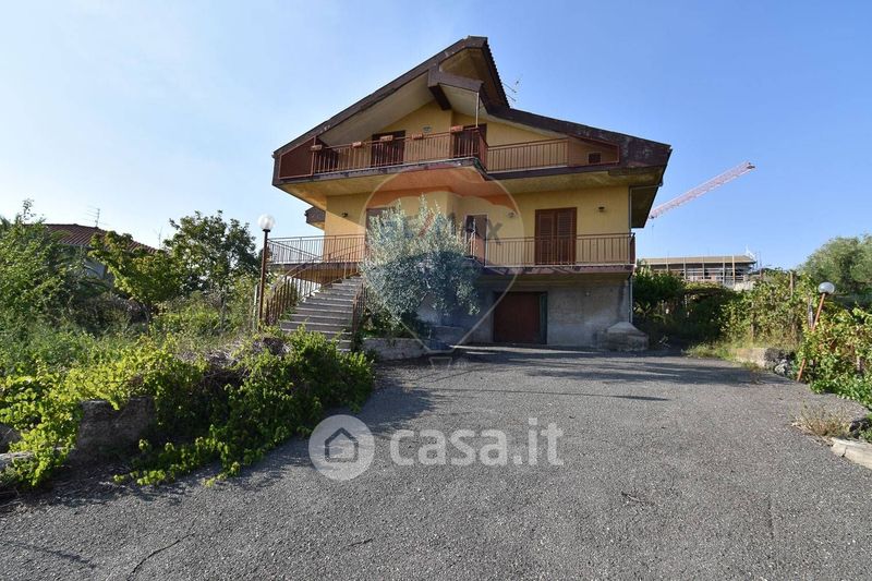 Villa in Vendita in Via Francesco Petrarca 38 a Trecastagni